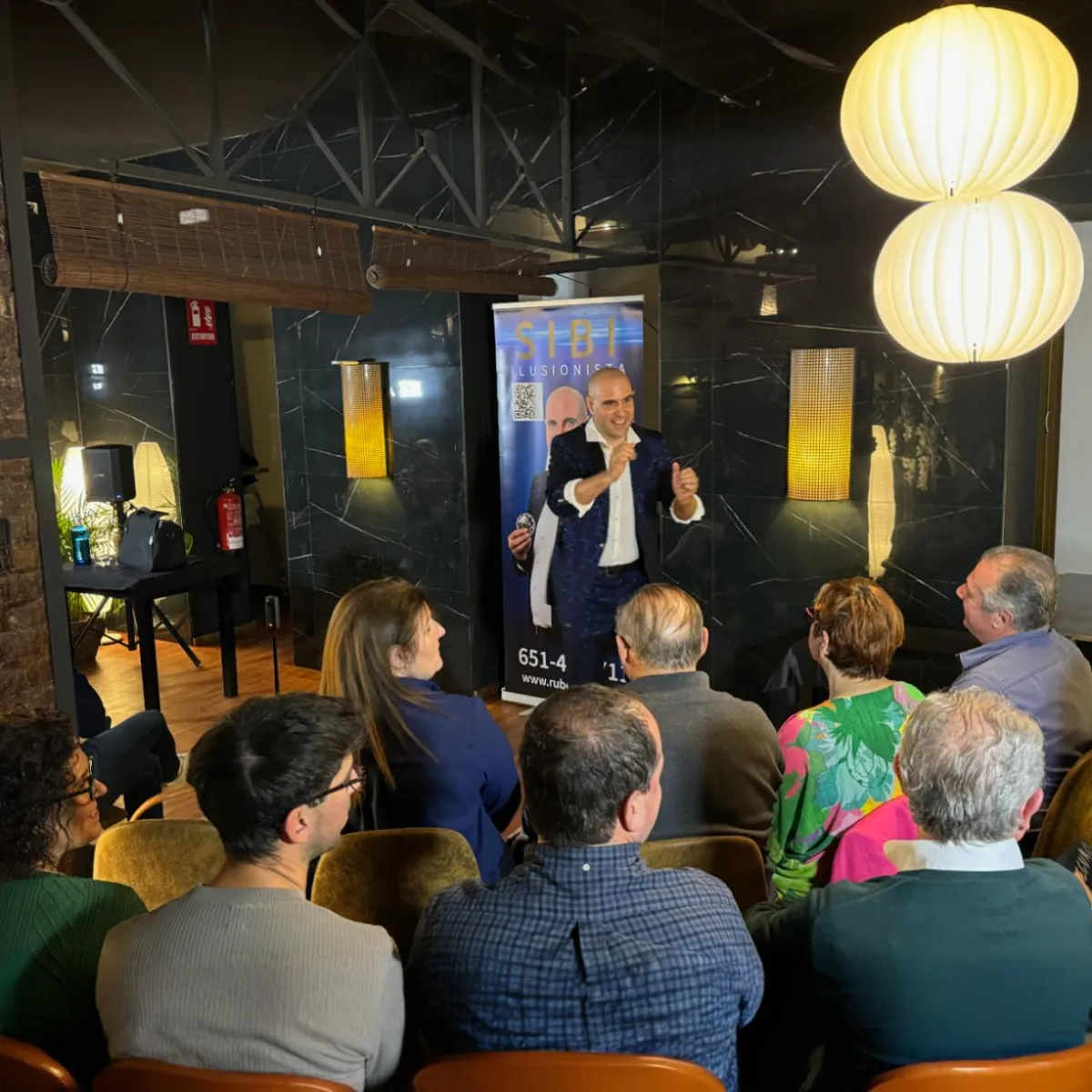 Show de magia en restaurante en Madrid para cumpleaños adultos Mago para cumpleaños de adultos en Madrid actuando en un restaurante con invitados