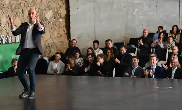 Sibi Ilusionista realizando un espectáculo de magia para todos los asistentes de un evento