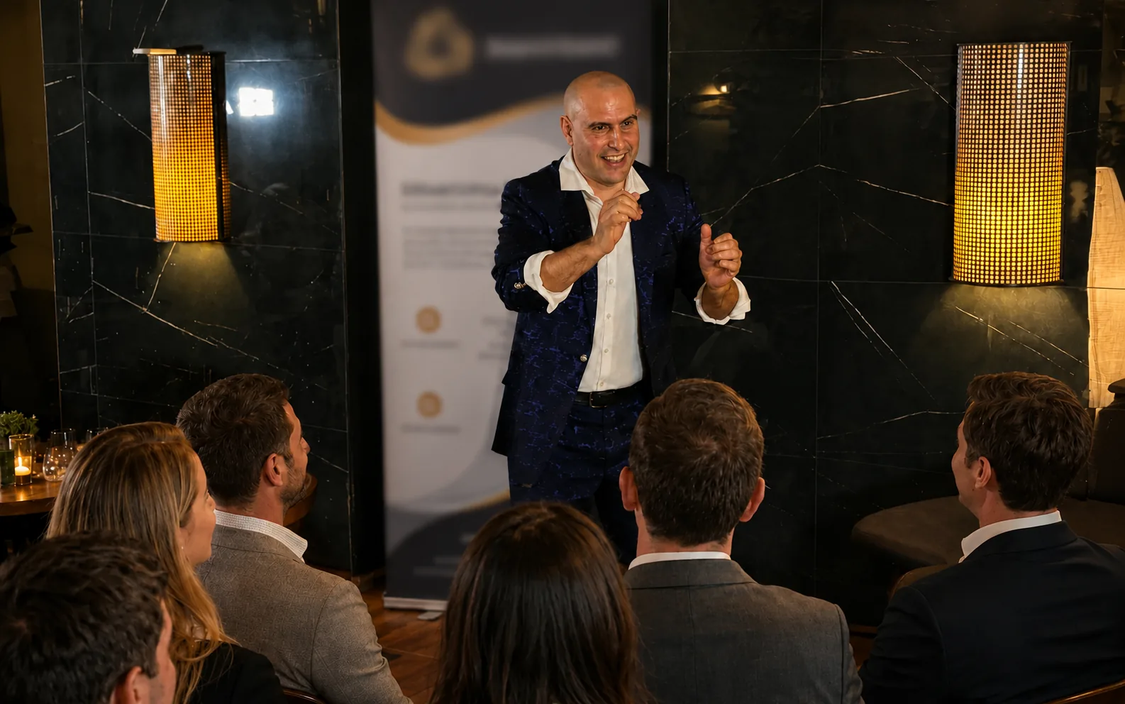 Sibi Ilusionista realizando magia para todos a la vez en una cena de empresa con público adulto.
