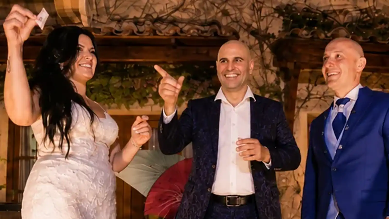 Sibi Ilusionista realizando magia para bodas en Madrid con los novios durante una celebración