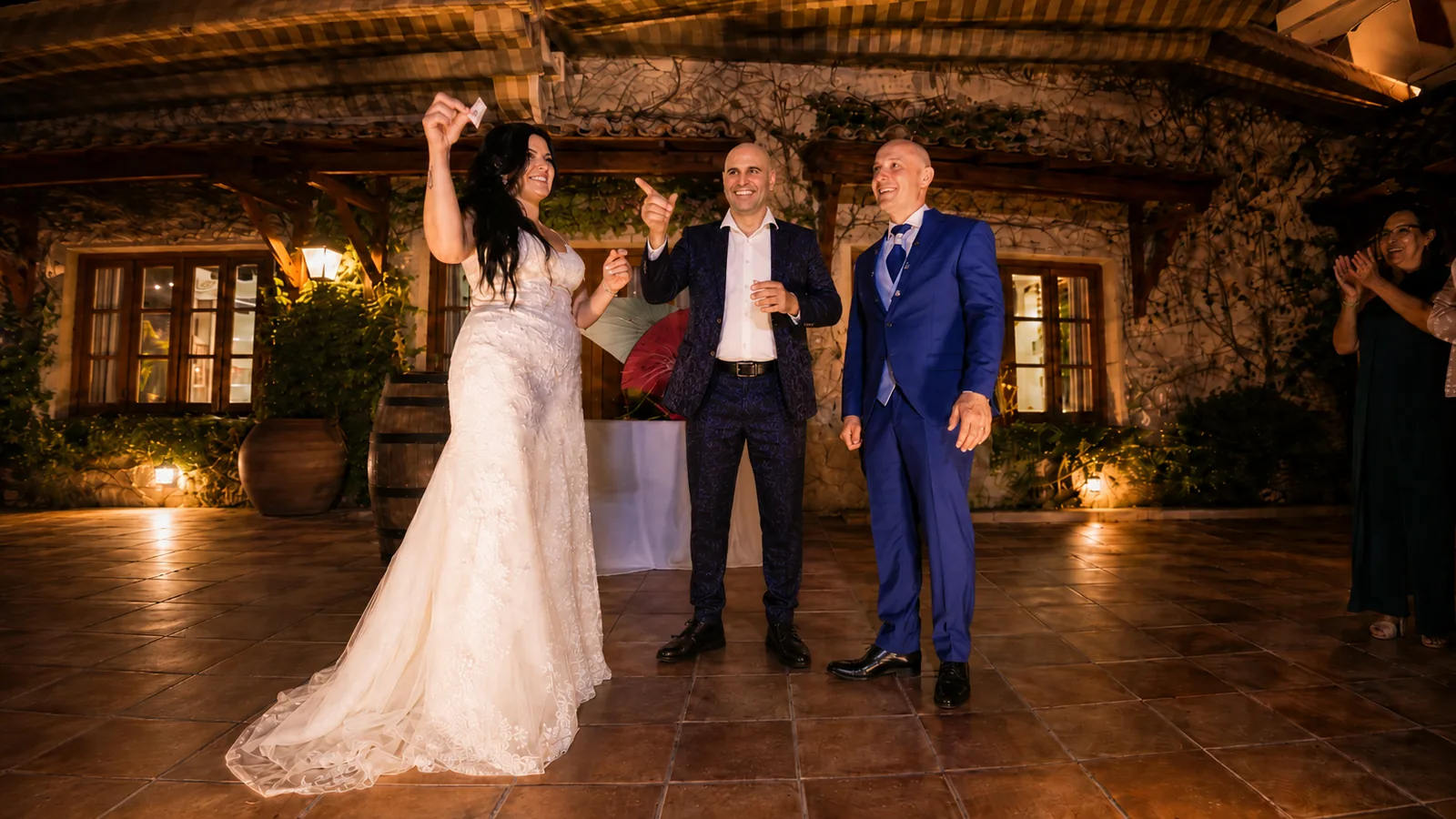 Mago para bodas en Madrid realizando magia para los novios durante una celebración elegante