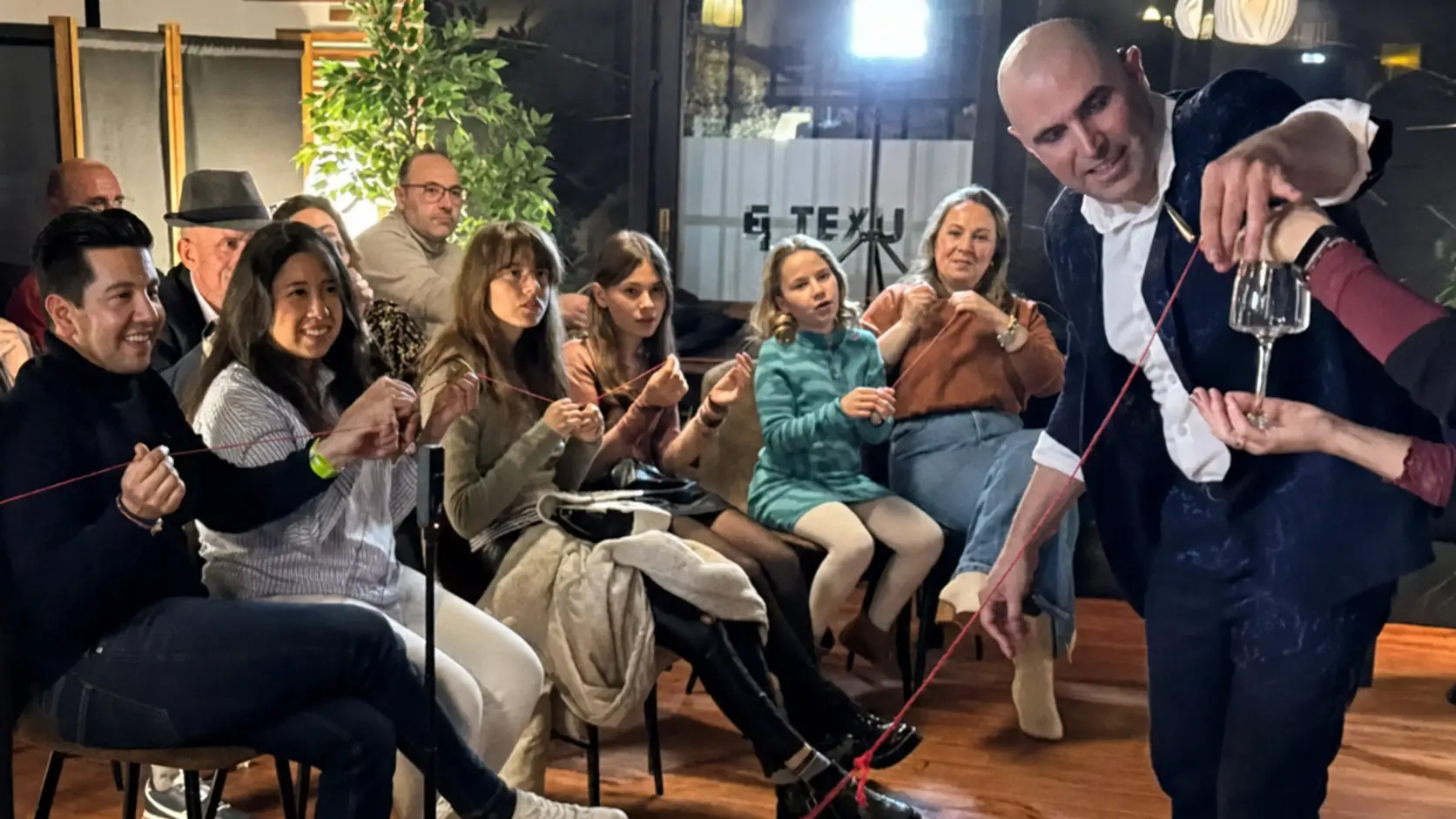 Sibi Ilusionista realizando magia para cumpleaños de adultos en Madrid con invitados participando