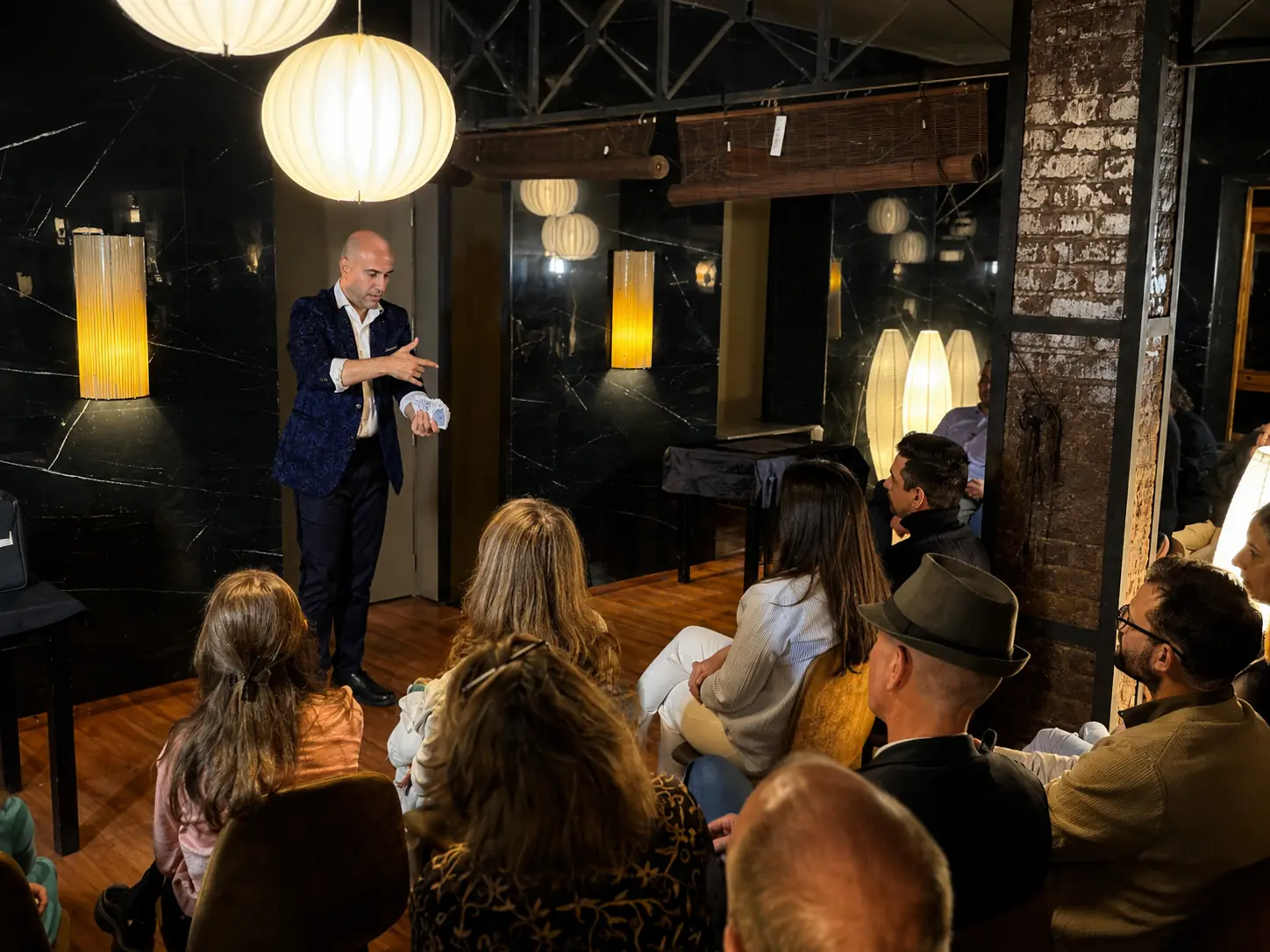Mago para eventos en Madrid Sibi Ilusionista actuando como mago para eventos en Madrid ante un grupo de invitados