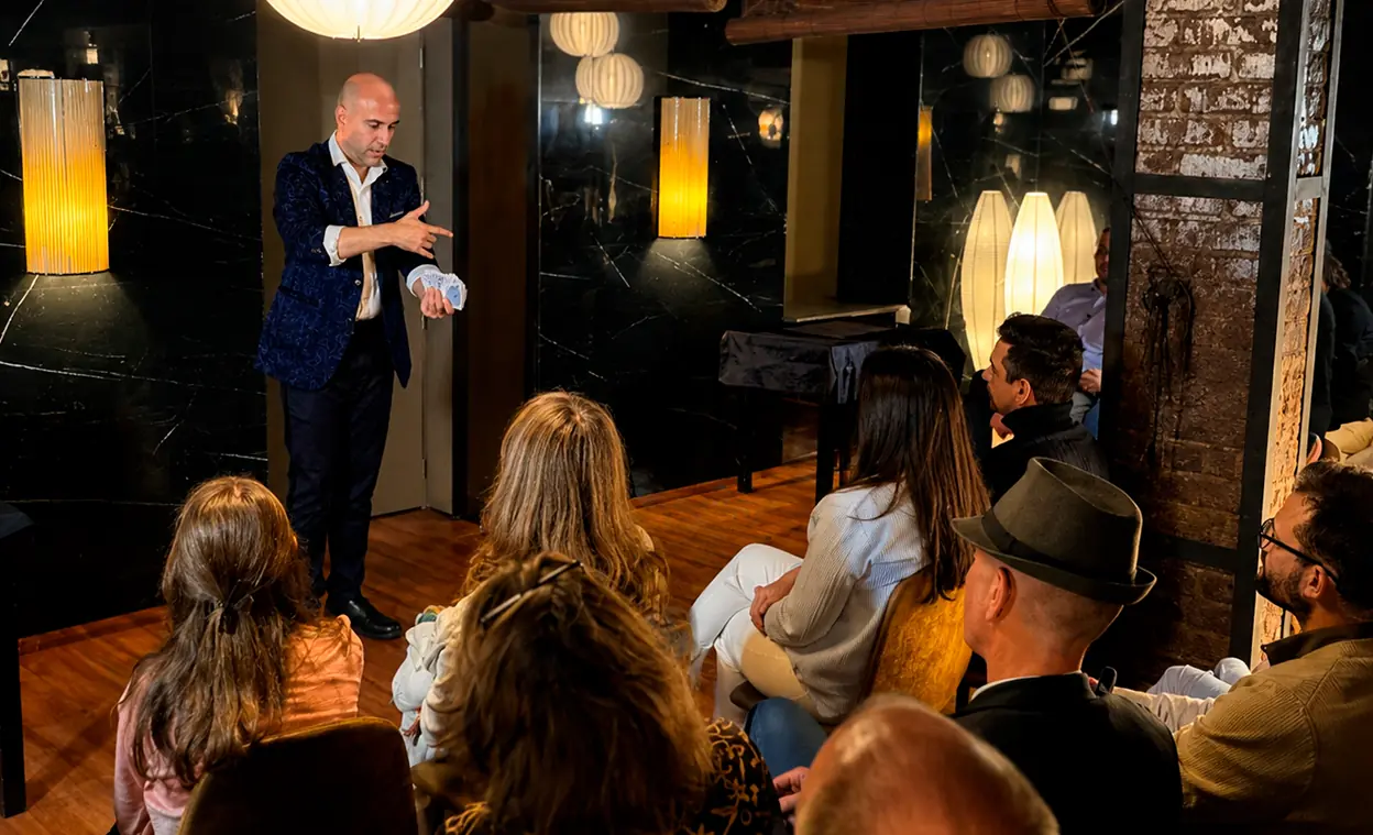 Sibi Ilusionista actuando como mago para eventos en Madrid ante un público adulto